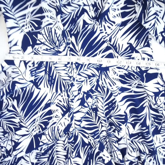 Verano Navy and White Leaf Print Wrap Dress Size M Casual Chic As New - Picture 5 of 8
